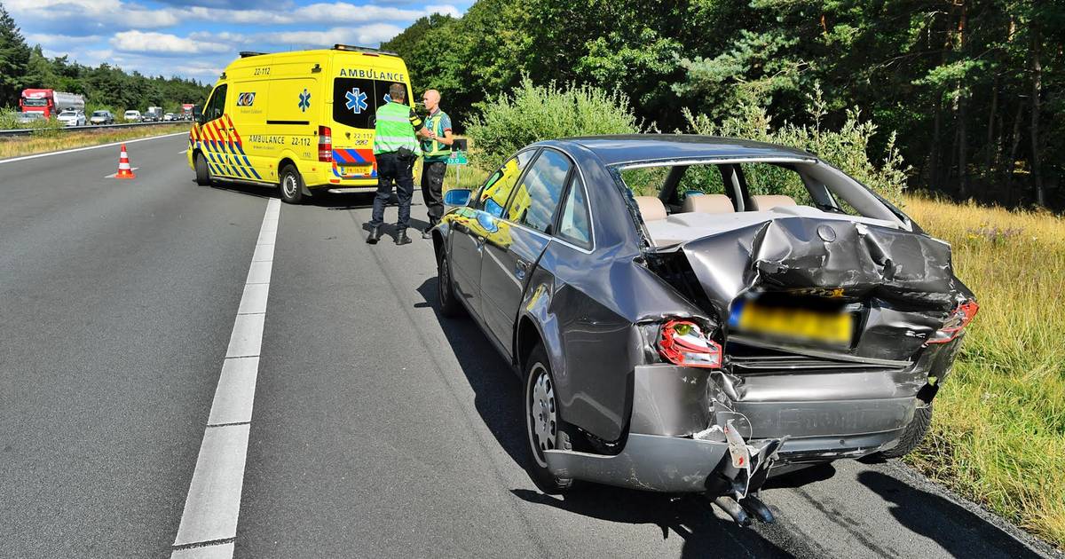 Flinke file op de A67 bij Knegsel door botsing tussen camper en twee auto’s, vrouw naar het ziekenhu
