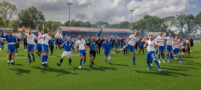 Feest op Urk, dat met spelers en jeugd feestend naar de derde divisie gaat.