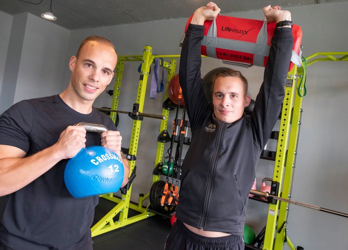 Romeo (l) en Jasper de Kraker in het trainingscentrum in Goes.