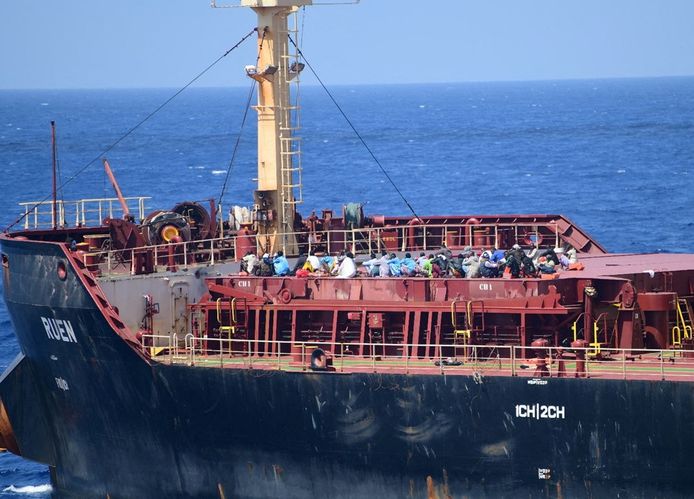 De Somalische piraten op het dek van de MV Ruen, nadat ze door de Indiase marine zijn aangehouden.