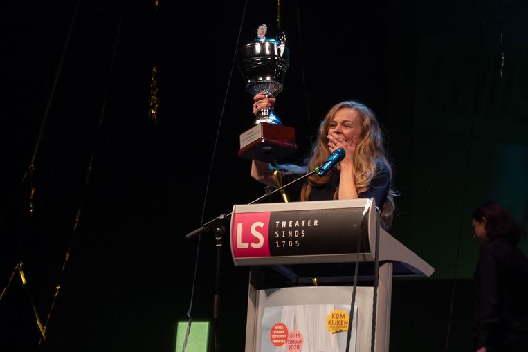 Lisa Ostermann neemt de juryprijs in ontvangst op het Leids Cabaret Festival 2020. Beeld Elspeth de Jong