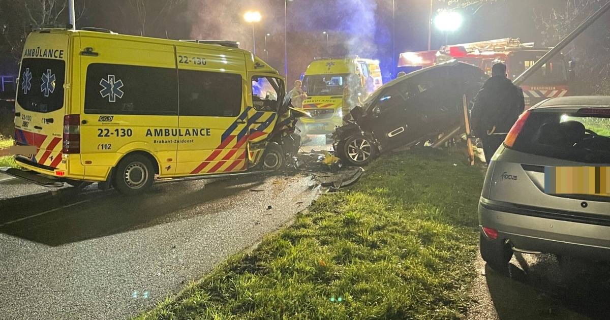Drie jongens omgekomen bij botsing met ambulance: ‘Fles lachgas gevonden’.