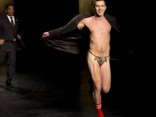 Un homme en string s'invite à un défilé de la Fashion Week