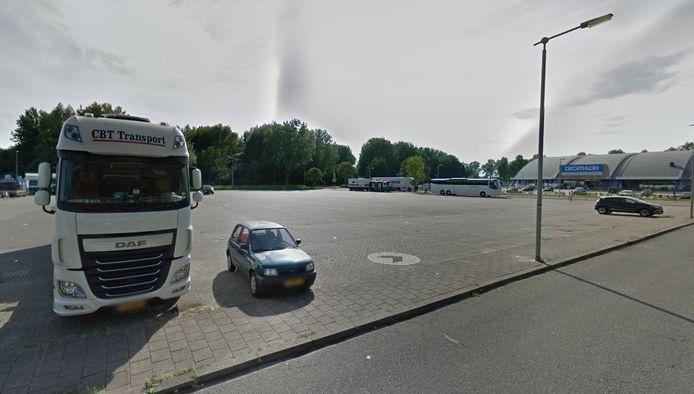 Het parkeerterrein aan de Olympus in Arnhem-Zuid dat door de gemeente Arnhem te koop wordt aangeboden. Op de achtergrond de voormalige Rijnhal.