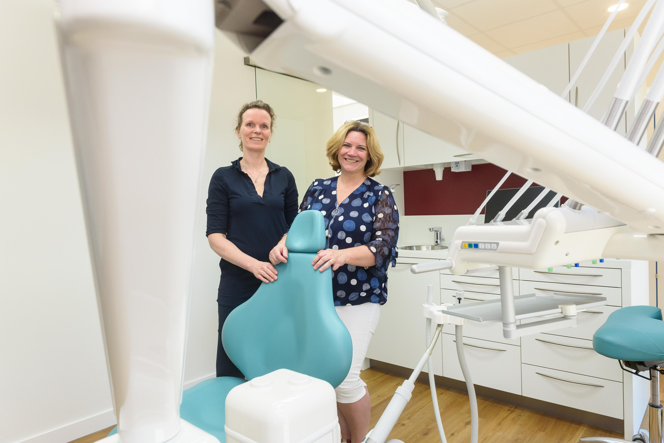 De nieuwe tandartsen in Borne houden wel van een grapje Foto