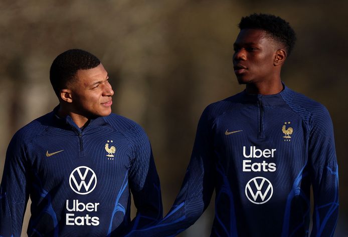 Kylian Mbappé (l) in gesprek met ploeggenoot Aurelien Tchouameni.