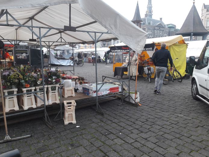 Op de warenmarkt herinnert vrijdagochtend nauwelijks iets aan het vieren van 11-11 een dag eerder.