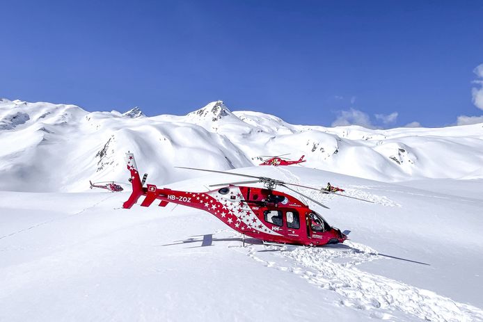 Eén van de zeven helikopters die na het ongeluk deelnamen aan de reddingsoperatie op de Petit Combin-berg in de Zwitserse Alpen dinsdag.