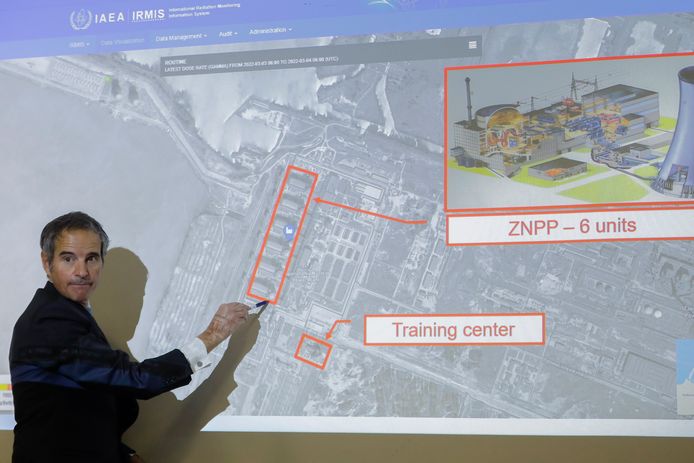 IAEA-directeur Rafael Mariano Grossi vrijdag tijdens een persmoment over de situatie aan de kerncentrale van Zaporizja.