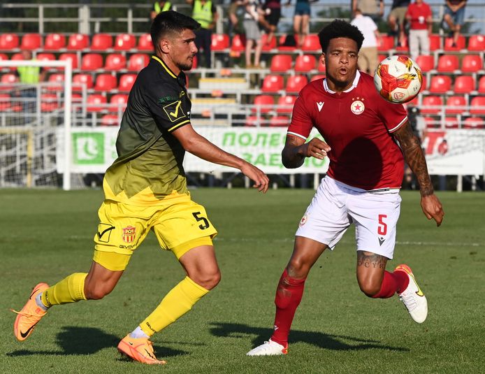 Bradley de Nooijer (r) in actie voor CSKA Sofia.