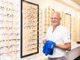 Jitze Veenstra, eigenaar van Berkhof Optiek in Almelo waarschuwt: „Poets alleen een bril met een poetsdoekje van stof.”