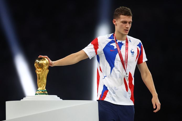 Benjamin Pavard streelt even de Wereldbeker.