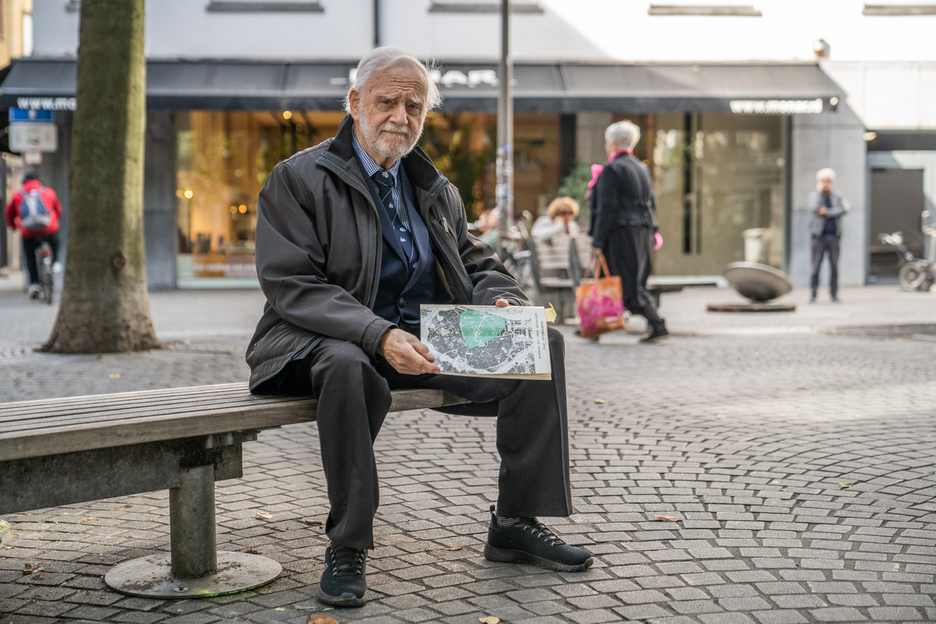 Bob Cools met het ruimtelijk plan uit 1972: een groen, zoveel mogelijk autovrij hart van Antwerpen.