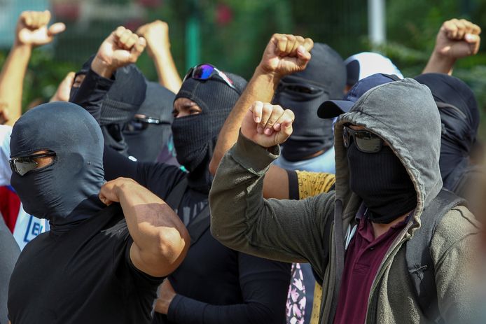 Gemaskerde agenten tijdens een betoging in Fortaleza.