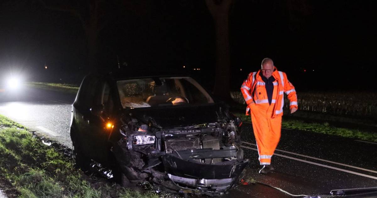 Auto rijdt achterop tractor bij Scheerwolde en moet met flinke schade worden weggesleept