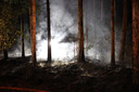 Nadat de vlammen waren gedoofd, moest de brandweer nog lang nablussen.