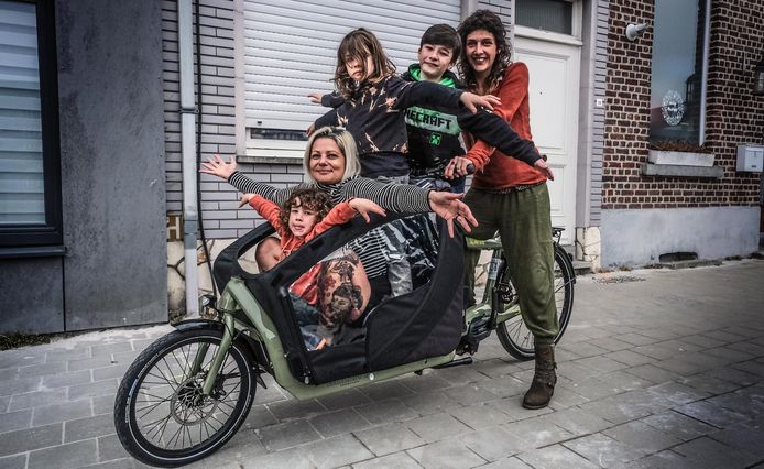 En of ze blij zijn met de nieuwe bakfiets. We zien op de foto Lize Den Hollander (rechts) en haar drie kinderen Pepijn, Silas en Kobe. Centraal buurvrouw en tattooartieste Cindy Frey, die een lotjesverkoop in goeie banen leidde