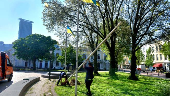 Vlaggenmast staat nu vast in beton: regenboogvlag blijft hopelijk wapperen