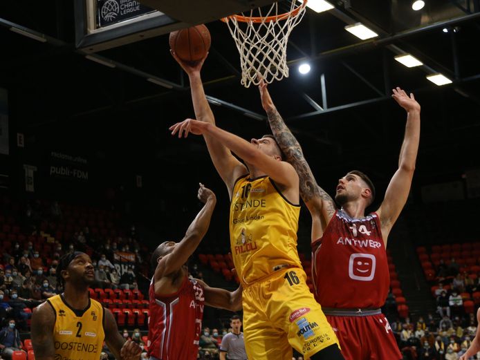 Roby Rogiers knokt onder de korf tegen Bratanovic. De Antwerp Giants-center speelde een sterke wedstrijd.