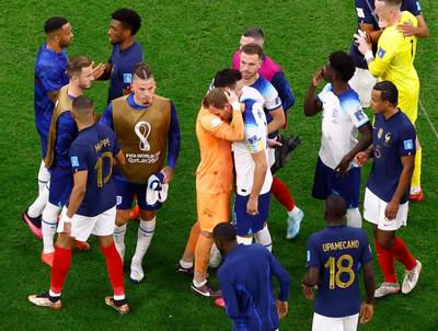 ONS RAPPORT. “Hij zorgde voor domste actie van de match”: één buis bij winnend Frankrijk, twee Engelsen verlaten het WK met een 7