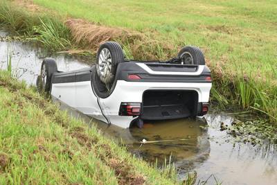 Auto komt ondersteboven in sloot terecht in Aalst door uitwijkactie