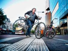 Je fiets neerzetten op een ribbelstrook? Sjoerd (52) komt op voor blinde mensen en haalt ze allemaal weg