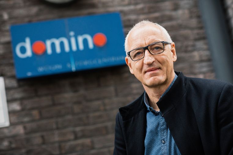 Huisarts Koen Verhofstadt: 'Vandaag had ik een patiënt met een trui waarop stond: ‘Hou 1 meter afstand’. Misschien moet ik er ook zo één kopen'' Beeld HUMO