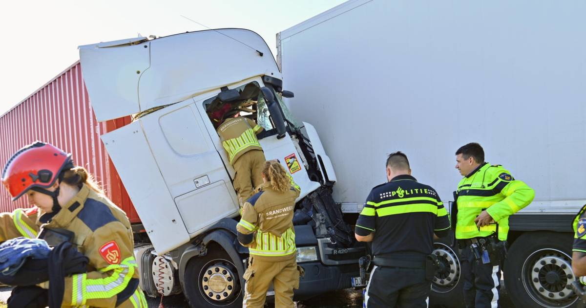 Gewonde bij ongeluk met drie vrachtwagens en auto op A16 bij Breda.