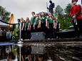 Leerlingen van het Dr.-Knippenbergcollege zingen tijdens de dodenherdenking in Helmond een Moluks lied uit hun schoolmusical ‘Tranen van Smaragd’.