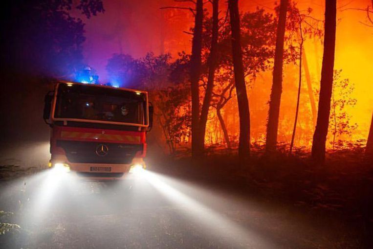 Een brandweerwagen in het Franse departement Gironde, dat zwaar wordt geteisterd door bosbranden.  Beeld ANP / EPA