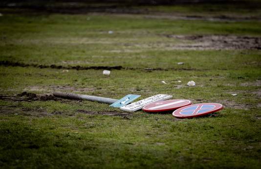 Een leeg Malieveld na het vertrek van de protesterende boeren na de tweede landelijke protestdag tegen de stikstofaanpak van de overheid, waarvan zij de dupe zeggen te zijn.