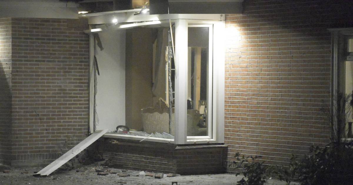 Explosie in woning aan De Rhijenhof in Den Haag, politie doet onderzoek .