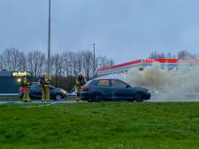 Auto vliegt in brand op A50 bij Klarenbeek: inzittenden niet gewond