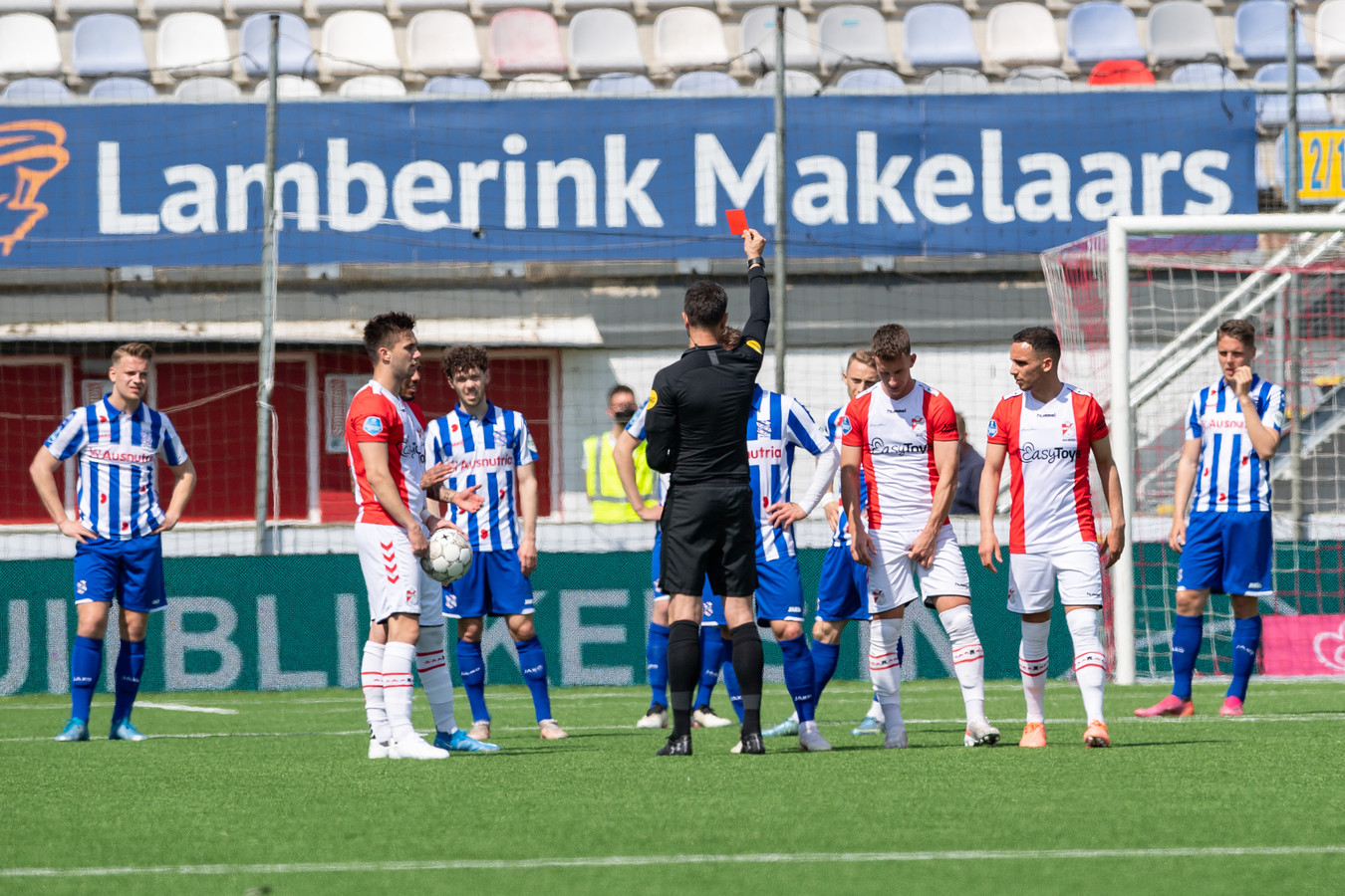 FC Emmen voorkomt met zege directe degradatie en mag ...