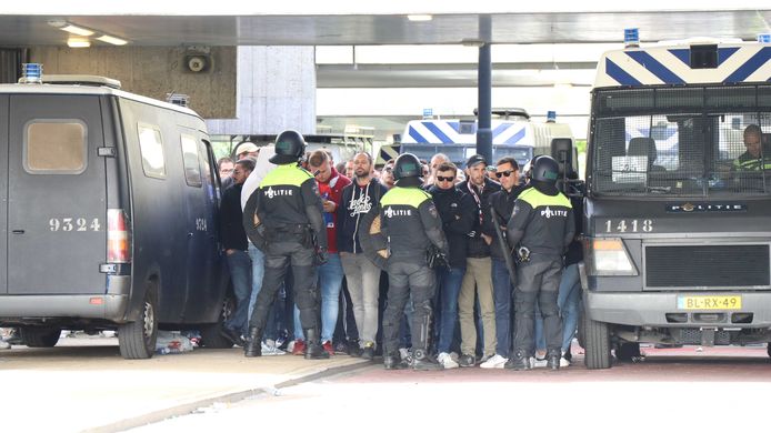 2019-09-17 17:46:46 Zeker honderd voetbalsupporters van Lille OSC zijn aangehouden bij metrostation Strandvliet in Amsterdam Zuid-Oost. Ze maakten zich schuldig aan het verstoren van de openbare orde, het afsteken van vuurwerk, geweld en vernieling, meldt de politie.