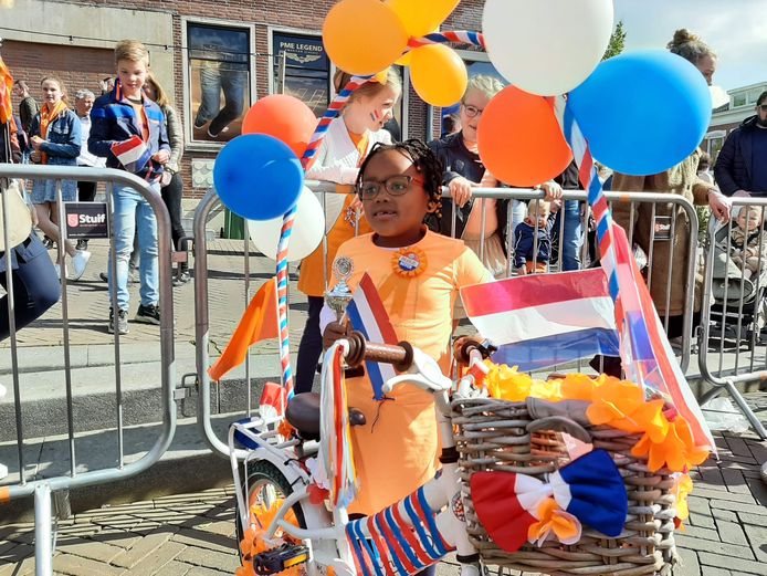 De 6-jarige Kèren is blij met haar prijs, zij had mooist versierde fiets van Veenendaal.