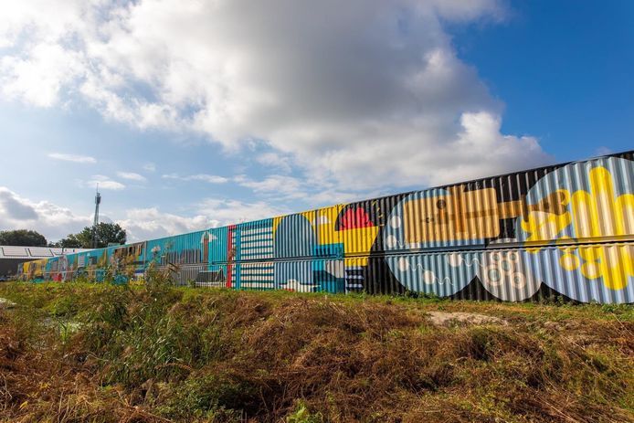 De groene containers zijn verruild voor containers met streetart.