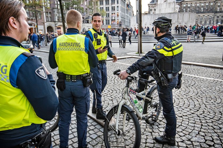Boa's overleggen met de politie op de Dam.
 Beeld Guus Dubbelman / de Volkskrant