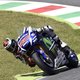 Jorge Lorenzo pakt bloemen in MotoGP Italië