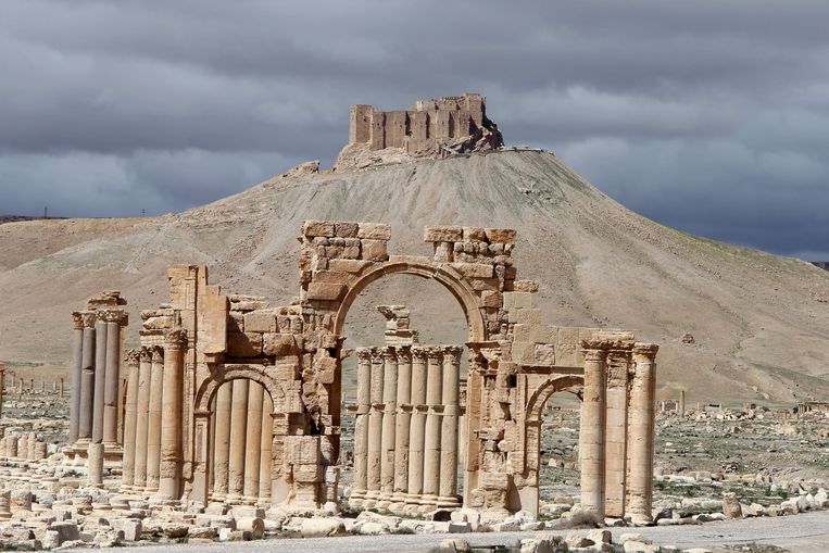 De beroemde triomfboog van Palmyra, die gisteren door IS werd opgeblazen. Beeld AFP