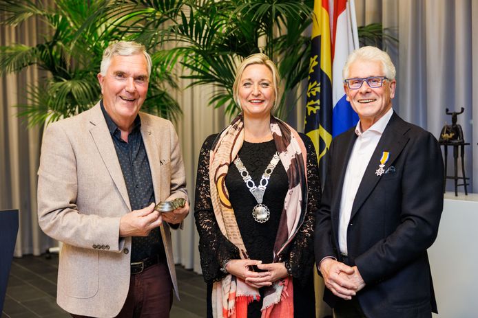 Burgemeester Sacha Ausems overhandigde vertrekkend VVD-raadslid Christiaan Kuijten een gemeentelijke erepenning. Hans van Tuyl (rechts) kreeg een koninklijke onderscheiding.