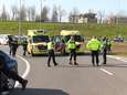 Auto raakt van A4 en komt in water langs snelweg terecht: gewonde naar ziekenhuis