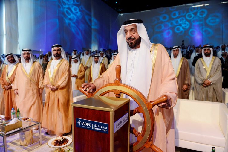Sjeik Khalifa bin Zayed Al Nahyan bij de opening van een containerterminal in Abu Dhabi in 2012.  Beeld REUTERS