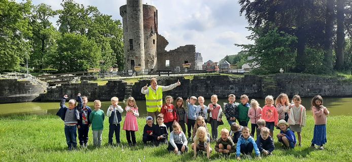De kleuters waren dolenthousiast toen ze een 'echt kasteel’ zagen.