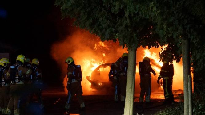 Auto brandt uit in Sprang-Capelle, wagen door bewoners uit schuur getrokken