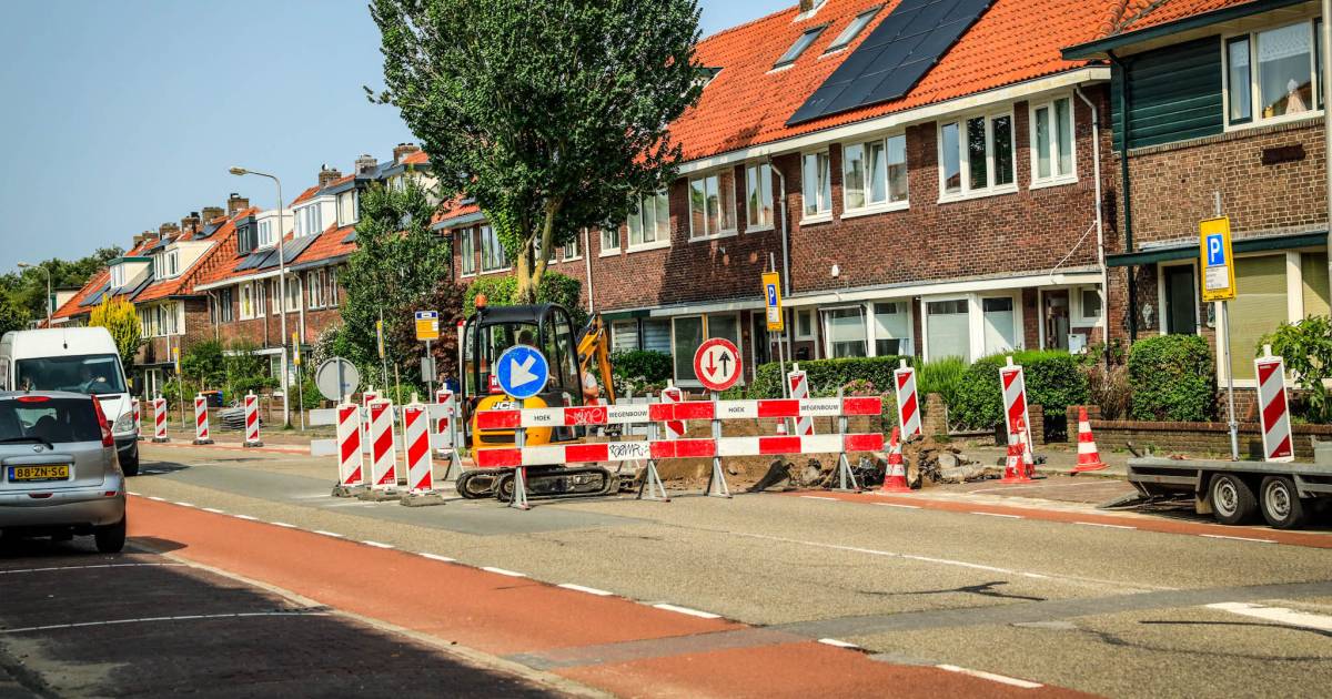 Meter diep zinkgat op Noordewierweg Amersfoort véél sneller dicht dan gedacht: ‘Het is weer veilig’