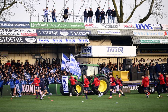 Vrijwel lus Mauve Een trekker op het veld, een bomvol sportpark en een wereldgoal: bekijk  hier de mooiste foto's van Spakenburg - PSV | PSV | ed.nl