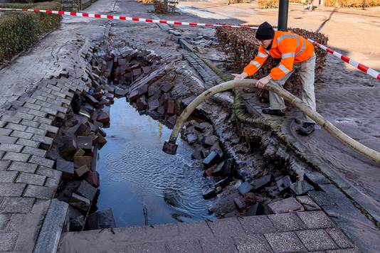 Waterleidingbreuk leidt tot flink gat in Oosterhout.