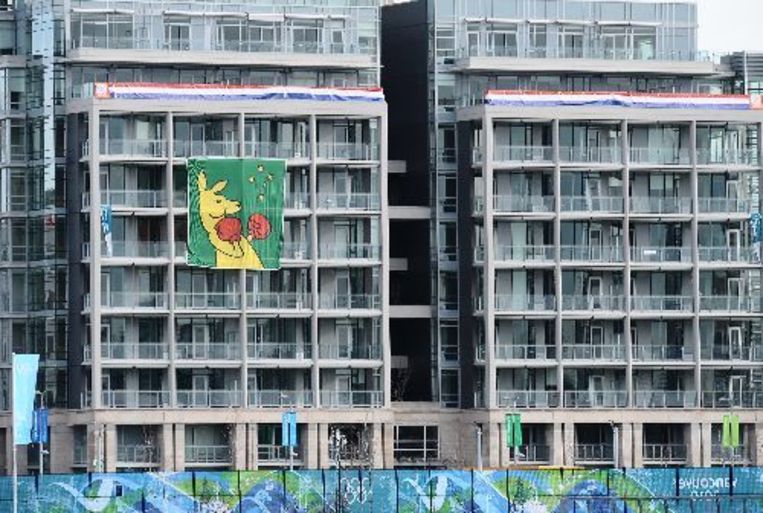 De vlag met de boksende kangoeroe hangt aan het gebouw in Vancouver waar de Australische sporters gehuisvest zijn. ANP Beeld 