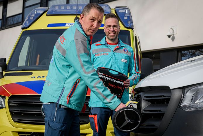 Ambulance verpleegkundigen/chauffeur met de noodplug - een nep stekker - waarmee ze elektrische auto's kunnen blokkeren. Patrick Jansen (met plug) en Jelmer van der Burg.